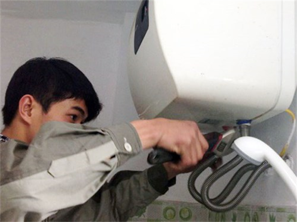 Sửa chữa đồ điện lạnh cuối năm: Thận trọng kẻo bị “móc túi”